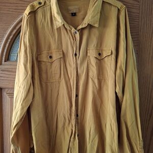 Universal Thread Women's Button-Down Shirt